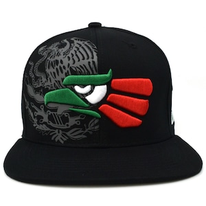 Puede incluir: Gorra de b&eacute;isbol negra ajustada con un dise&ntilde;o de &aacute;guila mexicana bordada. El &aacute;guila est&aacute; dividida en dos, con el lado izquierdo mostrando un &aacute;guila gris con cabeza verde y el lado derecho mostrando un &aacute;guila roja, blanca y verde.