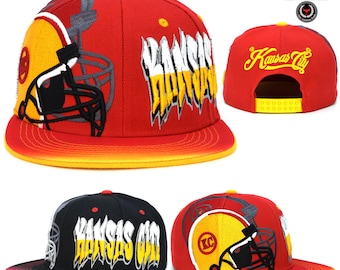 Gorra snapback con bordado de casco KC con nombre de grafiti de Kansas City Leader.