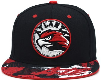 Könnte beinhalten: Schwarze und rote Baseballkappe mit einem weißen und roten Atlanta Braves Logo mit einem Falken auf der Vorderseite. Die Kappe hat einen roten und weißen gemusterten Schirm.