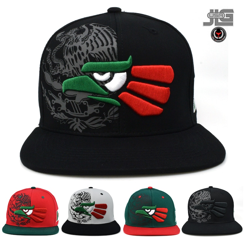 Puede incluir: Una gorra de b&eacute;isbol negra, verde y roja con un dise&ntilde;o de &aacute;guila mexicana bordado. El &aacute;guila est&aacute; dividida en dos, con un lado mostrando la cabeza del &aacute;guila y el otro lado mostrando el cuerpo y las plumas de la cola del &aacute;guila.