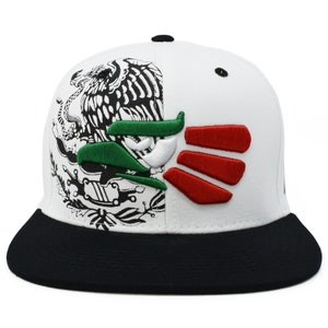 Puede incluir: Gorra de b&eacute;isbol blanca y negra con un dise&ntilde;o bordado de la bandera mexicana. La bandera presenta un esquema de colores verde, blanco y rojo con un &aacute;guila y una serpiente.