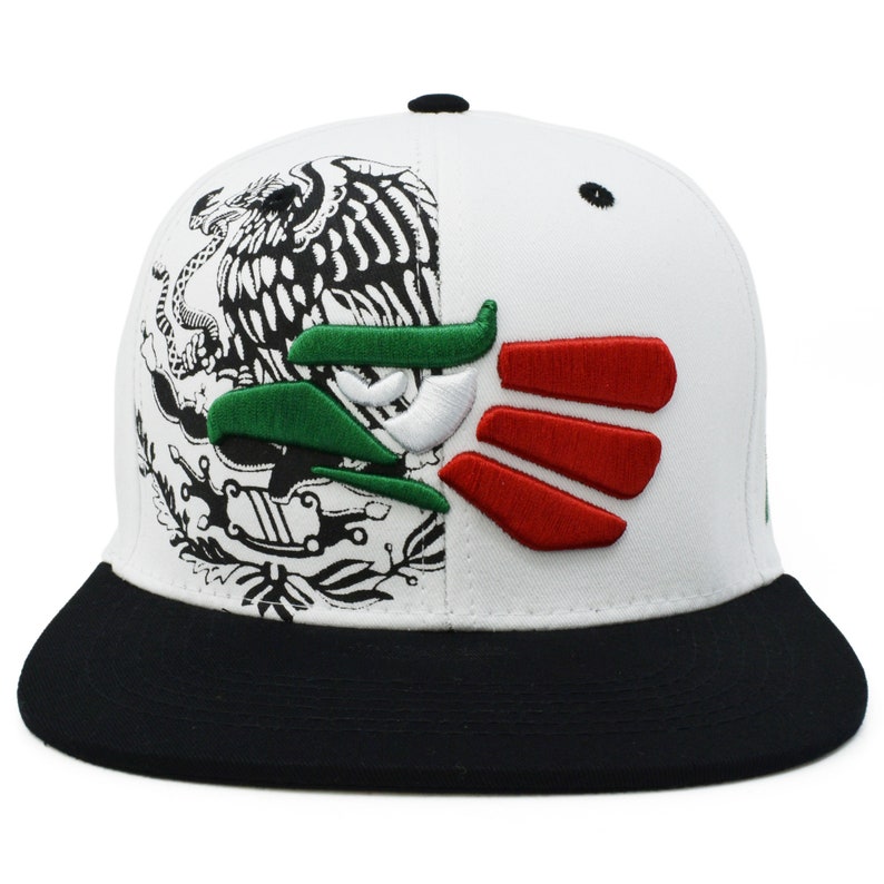Puede incluir: Gorra de b&eacute;isbol blanca y negra con un dise&ntilde;o bordado de la bandera mexicana. La bandera presenta un esquema de colores verde, blanco y rojo con un &aacute;guila y una serpiente.