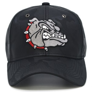 Pode incluir: Boné de beisebol preto camuflado com um gráfico de bulldog bordado em vermelho e cinza.