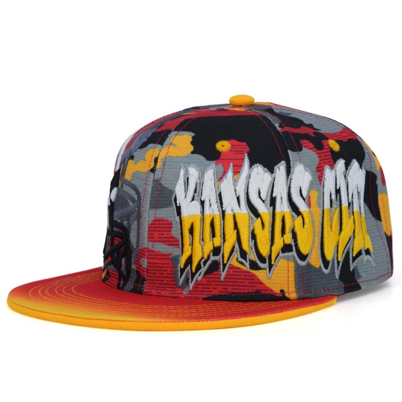 Gorra de fútbol con nombre de grafiti nuevo de Kansas City, casco KC, gorra snapback de camuflaje rojo imagen 3