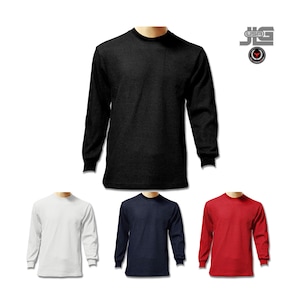 Puede incluir: Cuatro camisas de manga larga en negro, blanco, azul marino y rojo. Las camisas están hechas de tejido de punto de waffle y tienen cuello redondo.
