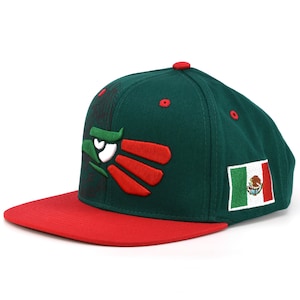 Puede incluir: Una gorra de b&eacute;isbol verde y roja con un &aacute;guila bordada y la bandera mexicana en el lateral.