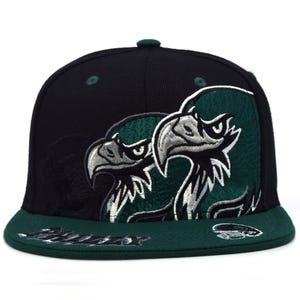 Könnte beinhalten: Schwarze und grüne Baseballkappe mit einem gestickten Design von zwei Adlern. Die Kappe hat einen flachen Schirm und eine grüne Unterseite. Die Adler sind mit weißen und grauen Akzenten detailliert.