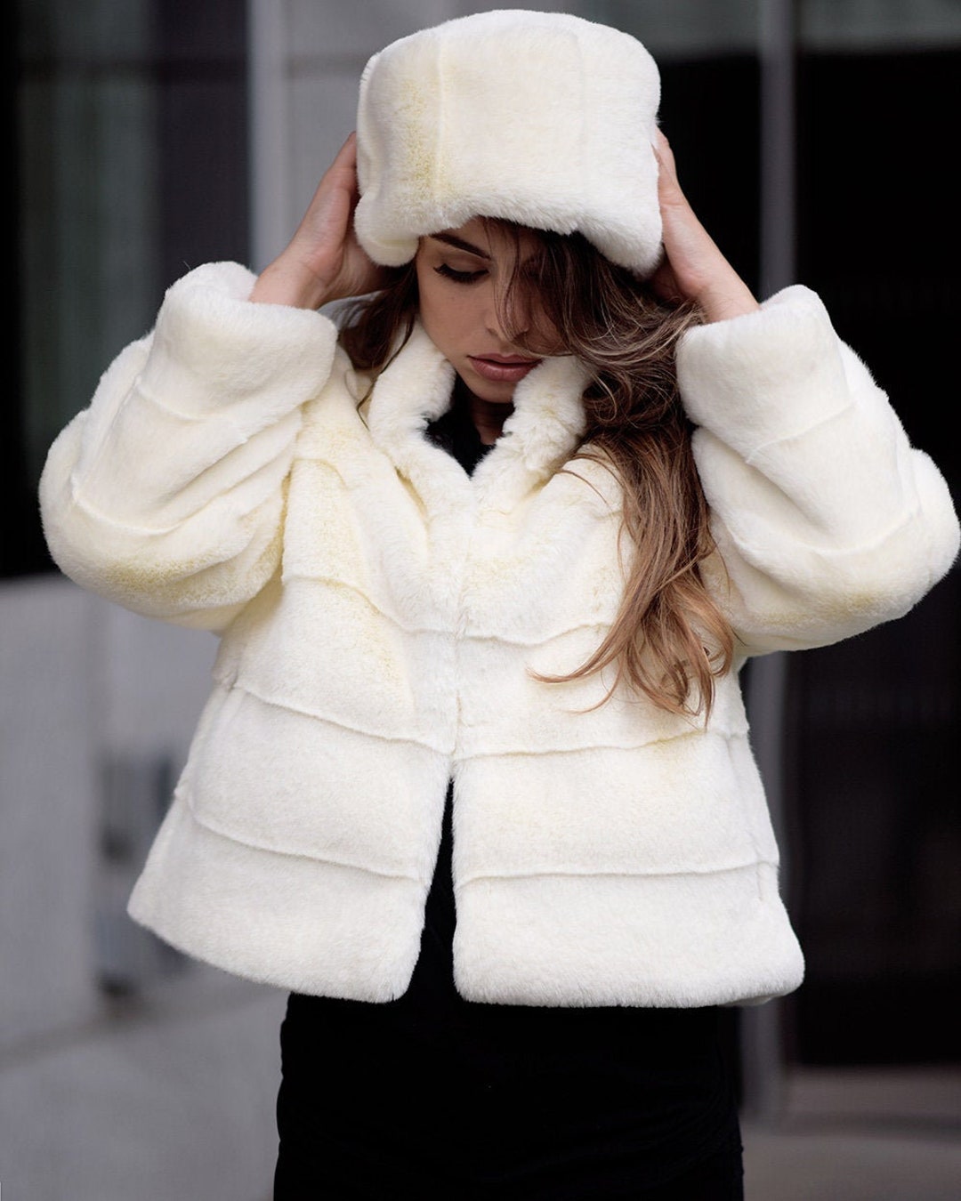 White Faux Fur Cossack Hat | Women display picture 1