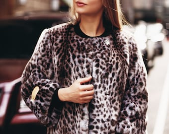 クロップド丈のフェイクファーラマ、レディースショート丈ブラック