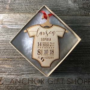 Estatísticas de nascimento de bebês, anúncio de nascimento, cabide de porta de hospital, presente de chá de bebê, placa com nome de bebê, decoração de berçário, primeiro enfeite de Natal do bebê