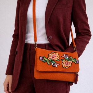 Borsa in lana cotta color ruggine – Borsa a tracolla floreale – Pezzo unico – Fatto a mano – Stile artigianale e sostenibile