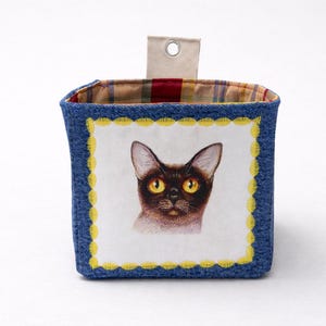 Opbergmand van gerecycled denim en batik – Geborduurd kattenmotief – Hangmand – Uniek handgemaakt exemplaar