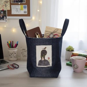 Aufbewahrungskorb aus blauem Denim – Handgefertigter Stoffkorb – Muster mit Mädchen, Vogel und Blume – Einzigartiges Wohnaccessoire