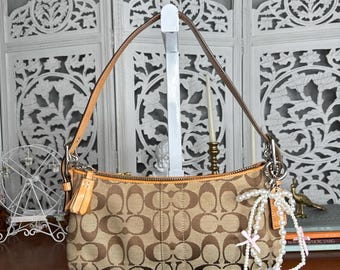バッグ Coach Baguette Hampton Semi Demi Bag Coach Baguette Hampton Semi Demi Bag - メルカリ