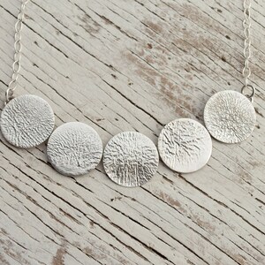 Textured statement necklace, Reticulated silver disc pendant, geometric rustic silver necklace, Modern contemporary jewelry 画像 2