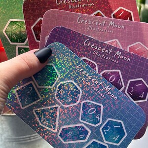 D&D tärningsklistermärkesark - 5 livfulla färger med holografiska accenter, perfekt för bordsspelare och Dungeon Masters! | Rosa, lila, blå All 5 (doted holo)