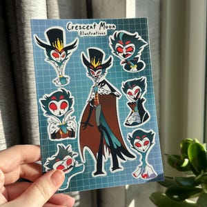 Op de afbeelding: Een vel met stickers met een cartoonfiguur met een kroon, een cape en een hoge hoed. Het personage staat in verschillende poses en uitdrukkingen. De stickers zijn op een blauwe rasterachtergrond. De tekst "Crescent Moon Illustrations" staat bovenaan het vel.