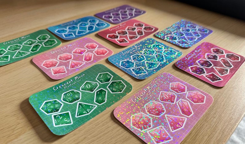 D&D tärningsklistermärkesark - 5 livfulla färger med holografiska accenter, perfekt för bordsspelare och Dungeon Masters! | Rosa, lila, blå bild 7