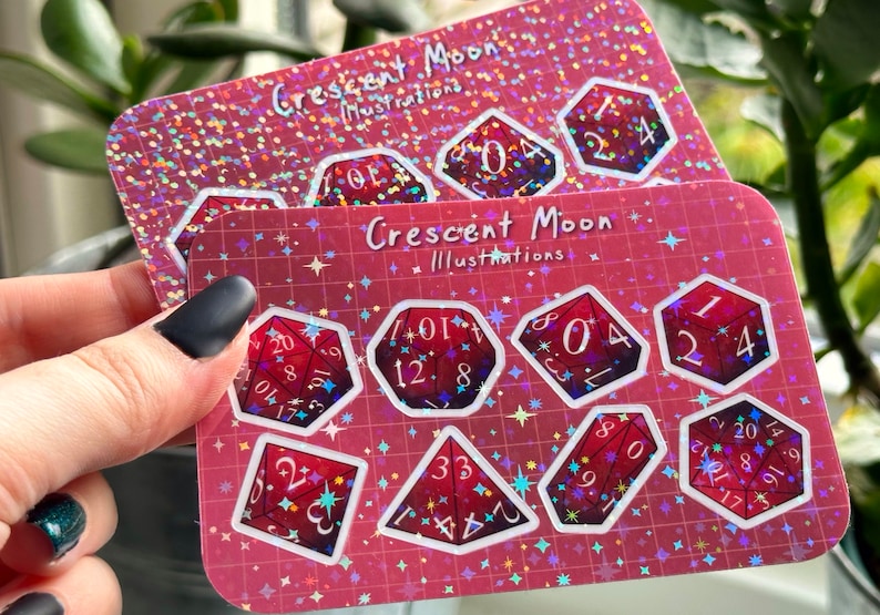 D&D tärningsklistermärkesark - 5 livfulla färger med holografiska accenter, perfekt för bordsspelare och Dungeon Masters! | Rosa, lila, blå bild 2