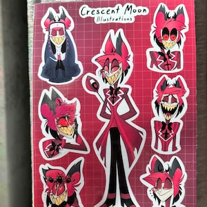 Pu&ograve; includere: Un set di otto adesivi di cartoni animati rossi e neri con un personaggio con le corna e un ampio sorriso. Gli adesivi sono su uno sfondo rosso con un motivo a griglia. Il testo "Crescent Moon Illustrations" &egrave; in cima al foglio.