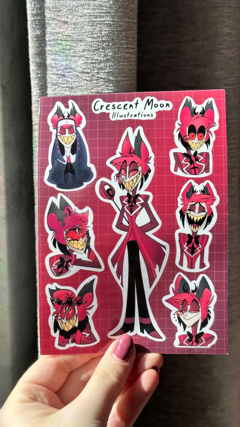 Pu&ograve; includere: Un set di otto adesivi di cartoni animati rossi e neri con un personaggio con le corna e un ampio sorriso. Gli adesivi sono su uno sfondo rosso con un motivo a griglia. Il testo "Crescent Moon Illustrations" &egrave; in cima al foglio.