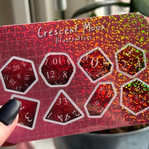 D&D tärningsklistermärkesark - 5 livfulla färger med holografiska accenter, perfekt för bordsspelare och Dungeon Masters! | Rosa, lila, blå Red (doted holo)