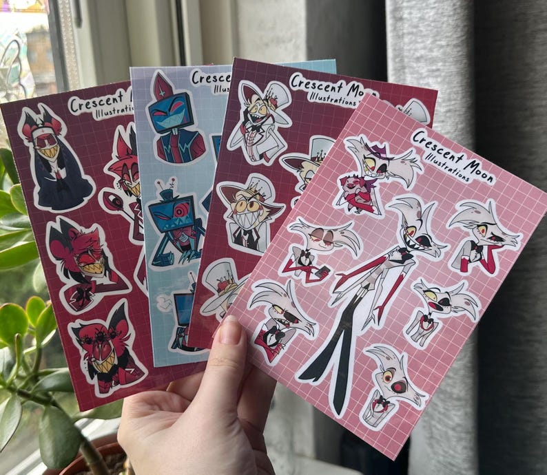 Pu&ograve; includere: Set di quattro fogli di adesivi con personaggi dei cartoni animati della serie animata "Hazbin Hotel". Gli adesivi sono stampati su carta bianca con un motivo a griglia rosa. I personaggi includono Angel Dust, Alastor e Charlie.