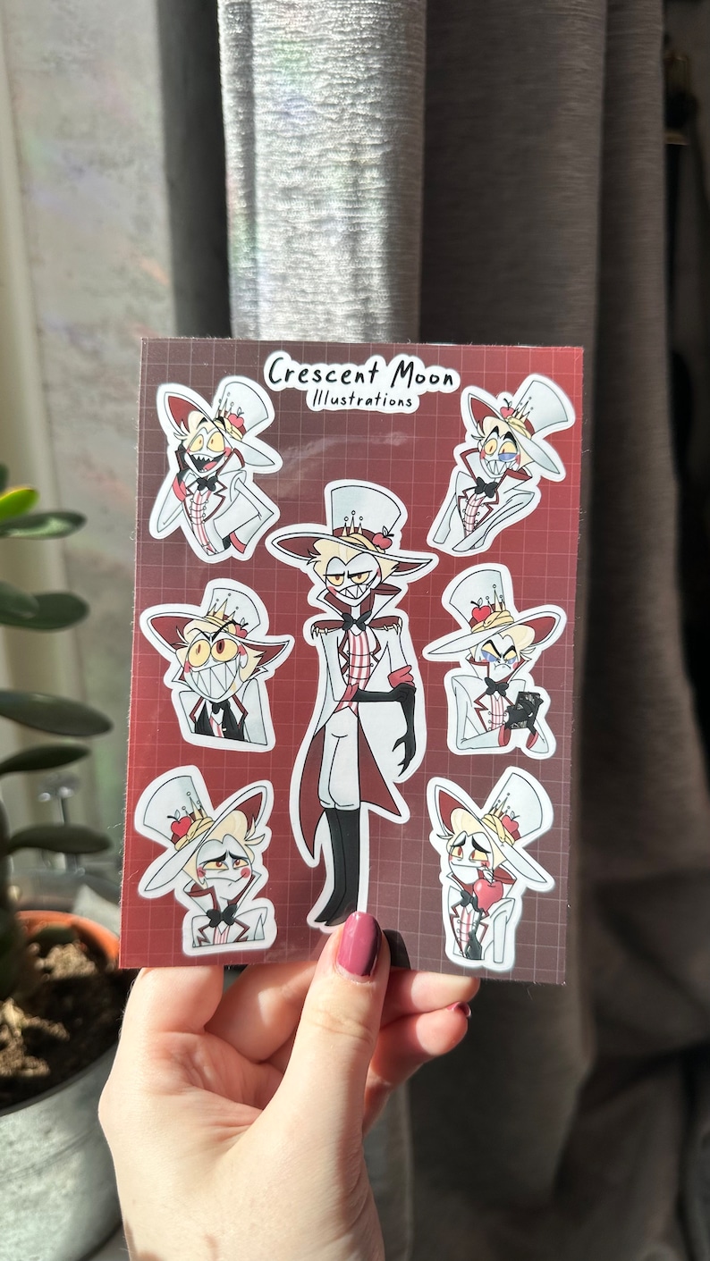 Pu&ograve; includere: Un foglio di adesivi con un personaggio dei cartoni animati con una corona, un abito bianco e un papillon rosso. Il personaggio &egrave; mostrato in diverse pose ed espressioni. Gli adesivi sono su uno sfondo a scacchi rosso e bianco. Il testo "Crescent Moon Illustrations" &egrave; in cima al foglio.