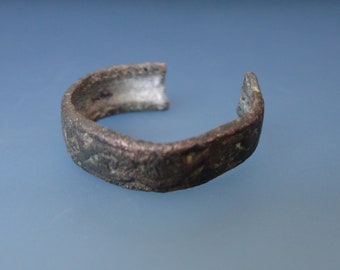 Authentieke middeleeuwse halve ring van Slavisch type met Slavisch patroon 13-14e eeuw
