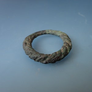 Middeleeuwse gedraaide ring met oud patina. Oude Scandinavische ring van de Vikingen 10-12e eeuw na Christus