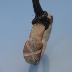 Amuleto antiguo. Anillo antiguo con símbolo de los siglos XV-XVII.