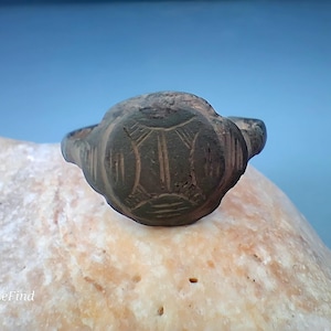 Anillo antiguo de bronce inusual para hombre con pictograma. Anillo antiguo con pátina, siglos XVI-XVII d. C.