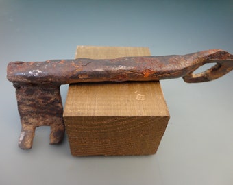 Oudheid ijzeren sleutel. Oude sleutel van Vikingen. Middeleeuwse sleutel uit de 11-12e eeuw na Christus