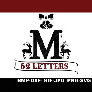 Könnte beinhalten: Schwarz-weiße Silhouette des Buchstabens M mit einer Schleife und Glocken oben, zwei Rentieren auf jeder Seite und dem Text "52 BUCHSTABEN" auf einem Banner unten.