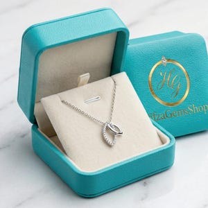 Può includere: Una tazza di ceramica bianca con manico nero e la scritta "But First, Coffee" in grassetto nero. La tazza è posta su uno sfondo sfocato, suggerendo un'atmosfera accogliente.