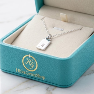 Zilveren ketting met initialen, kleine letterhanger, gepersonaliseerde mini-bedel.