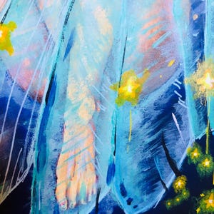 Op de afbeelding: Een abstract schilderij met een voet en vloeiende blauwe stof met gele stervormige accenten. Het kunstwerk gebruikt een palet van blauw, geel en huidtinten, waardoor een dromerige en etherische sfeer ontstaat. De penseelstreken zijn zichtbaar en geven het stuk textuur.