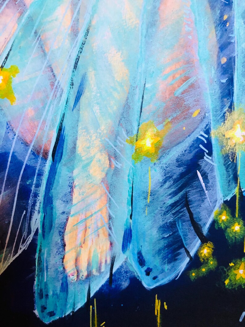 Op de afbeelding: Een abstract schilderij met een voet en vloeiende blauwe stof met gele stervormige accenten. Het kunstwerk gebruikt een palet van blauw, geel en huidtinten, waardoor een dromerige en etherische sfeer ontstaat. De penseelstreken zijn zichtbaar en geven het stuk textuur.