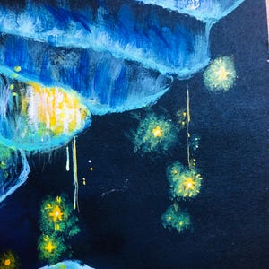 Op de afbeelding: Abstract schilderij met een donkerblauwe achtergrond en penseelstreken van licht- en donkerblauw. Gele en groene stervormige vormen zijn verspreid, met gele druppels en witte stippen.
