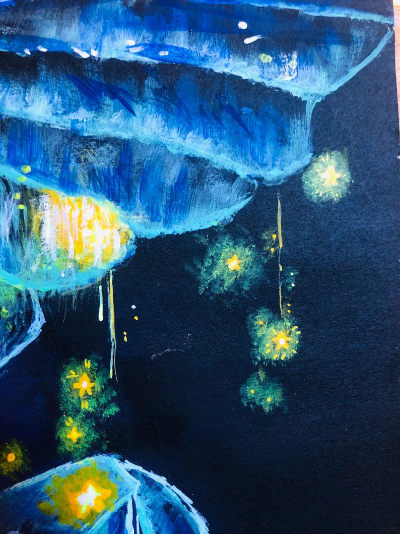 Op de afbeelding: Abstract schilderij met een donkerblauwe achtergrond en penseelstreken van licht- en donkerblauw. Gele en groene stervormige vormen zijn verspreid, met gele druppels en witte stippen.
