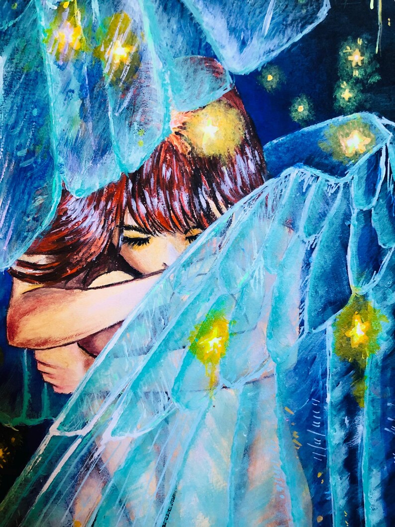 Op de afbeelding: Origineel schilderij van een persoon met rood haar, gedeeltelijk bedekt door doorschijnende blauwe vleugels. Het kunstwerk heeft een donkerblauwe achtergrond met gele stervormige accenten, wat een hemels of fantasiethema cre&euml;ert.