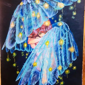 Op de afbeelding: Schilderij van een figuur met rood haar, gedeeltelijk bedekt door grote, doorschijnende blauwe vleugels. De vleugels zijn versierd met gele stervormige lichten, tegen een donkere achtergrond. Het kunstwerk roept een gevoel van fantasie en etherische schoonheid op.