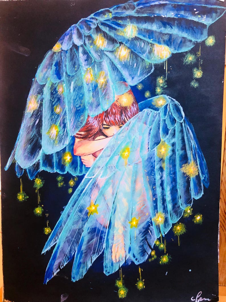 Op de afbeelding: Schilderij van een figuur met rood haar, gedeeltelijk bedekt door grote, doorschijnende blauwe vleugels. De vleugels zijn versierd met gele stervormige lichten, tegen een donkere achtergrond. Het kunstwerk roept een gevoel van fantasie en etherische schoonheid op.