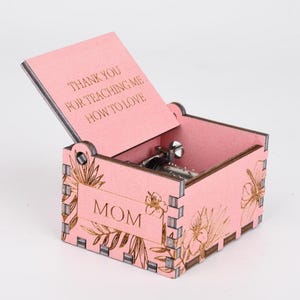 Gepersonaliseerde muziekdoos voor moeder | Aangepast nummer en bericht | Moederdagcadeau | Houten aandenken met slinger | Uniek cadeau van dochter/zoon