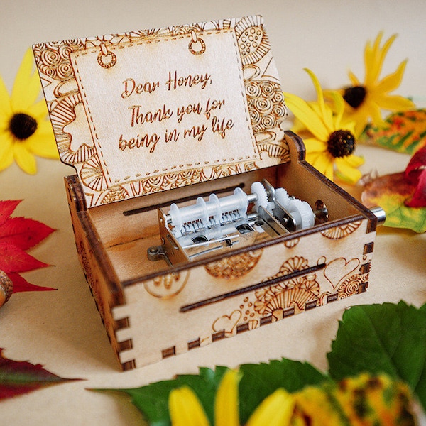 Custom song personalized music box | Medium | Birthday | Valentine’s day | Christmas gift | Wedding favor