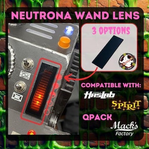 Puede incluir: Un objetivo de varita negro y rojo con una pantalla LED roja y tres botones. El objetivo es compatible con HasLab, Spirit, Qpack y Mack's Factory. El texto "NEUTRONA WAND LENS" y "3 OPTIONS" es visible en la imagen.