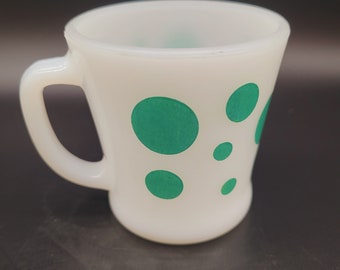 Taza vintage Fire King con lunares y asa en forma de D. Taza de cristal retro coleccionable para la cocina.
