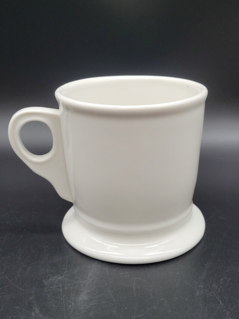 Puede incluir: Taza de afeitar de cer&aacute;mica blanca con asa y base ancha.