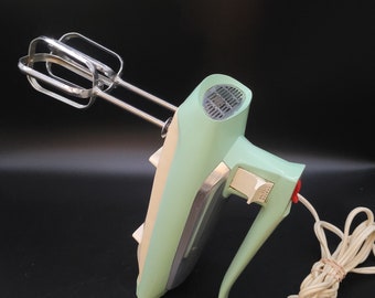 Vintage Mid Century Modern Atomic Green 3 Speed General Electric Hand Mixer Mixmaster with Beaters Electric Working Baking Kitchen Decor