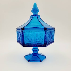 Vintage Imperial Glass Springerle Ultra Blue Pedestal Covered Compote Candy Dish Collectible Glass Home Decor Bild 1